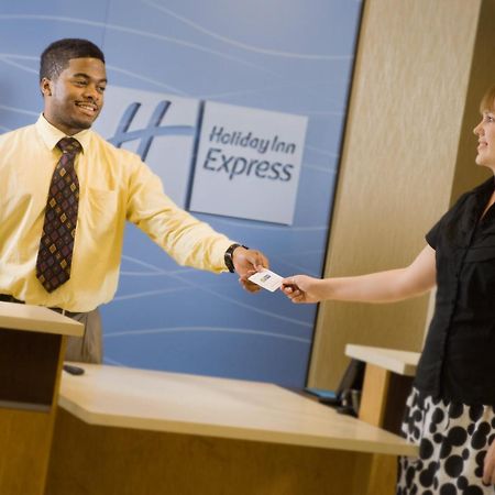 Holiday Inn Express & Suites Alexandria - Fort Belvoir By Ihg Екстер'єр фото