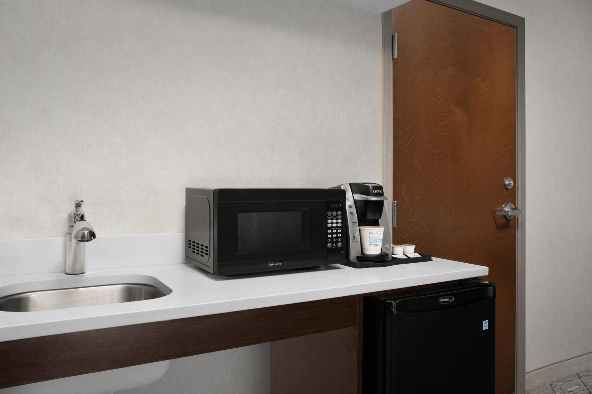 Holiday Inn Express & Suites Alexandria - Fort Belvoir By Ihg Екстер'єр фото