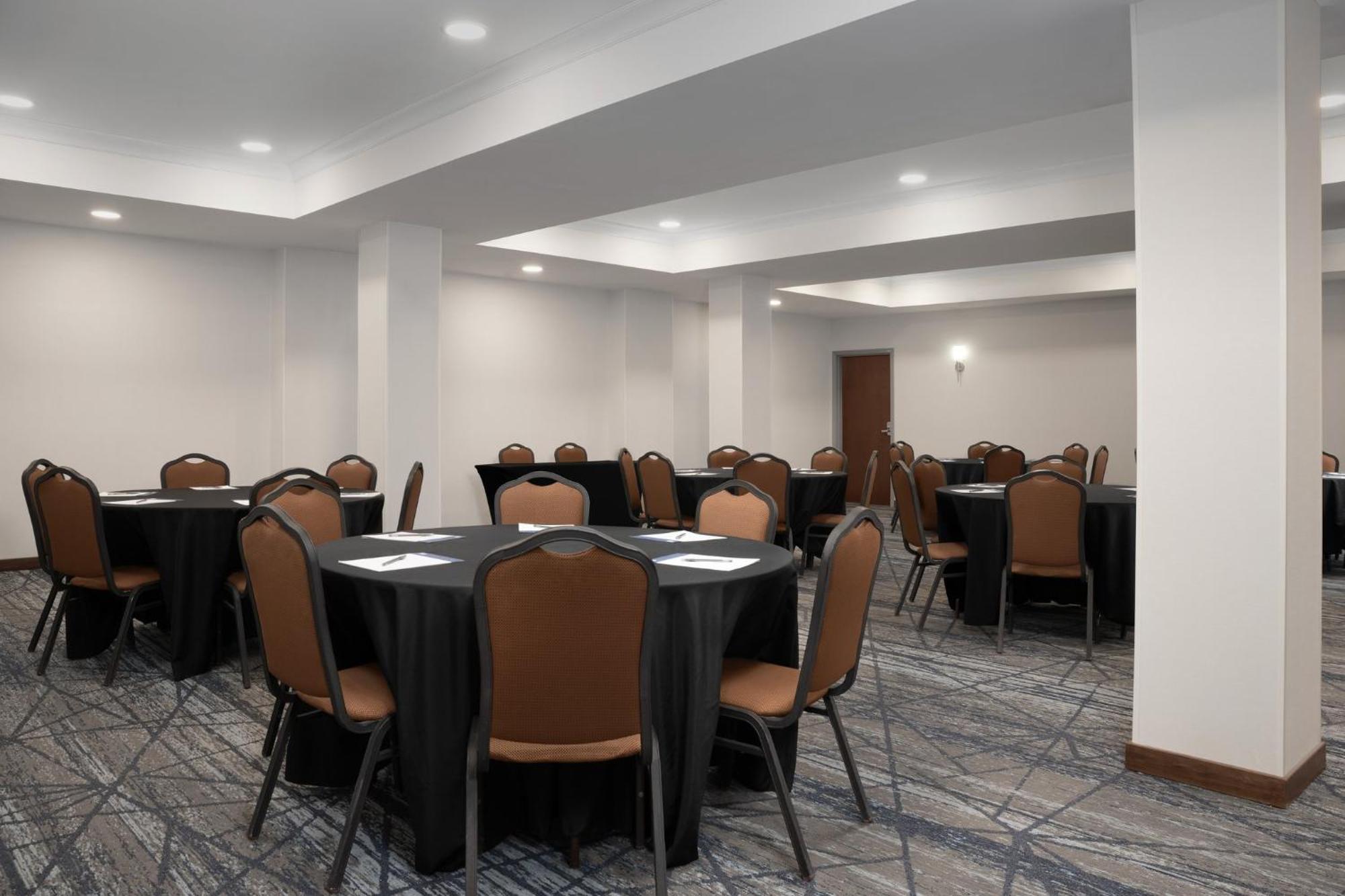 Holiday Inn Express & Suites Alexandria - Fort Belvoir By Ihg Екстер'єр фото