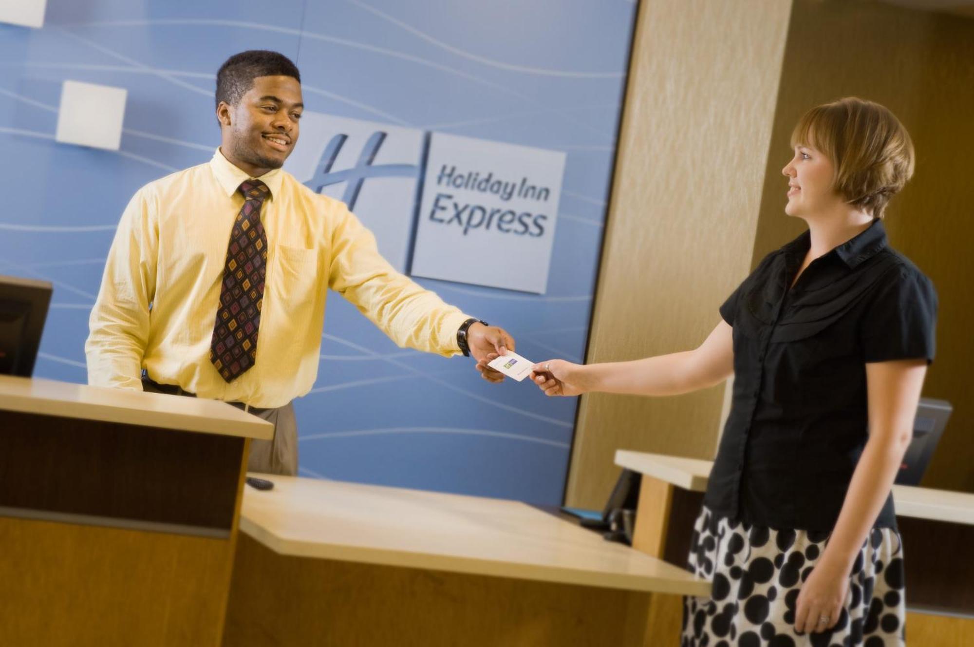 Holiday Inn Express & Suites Alexandria - Fort Belvoir By Ihg Екстер'єр фото